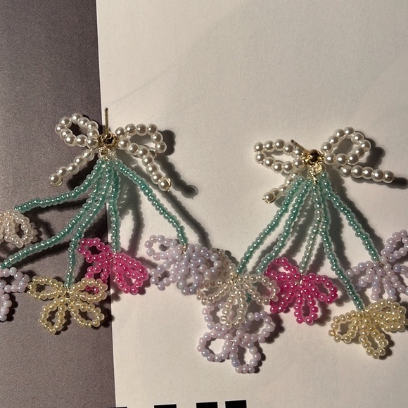 Handcrafted beaded floral earrings - Picture 8 of 8